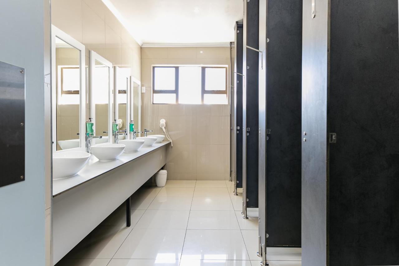 Zzzone Boutique Hostel Hermanus Bagian luar foto